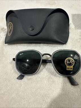 Ray-Ban unisex Black Frame Sunglasses with Dark Green Lenses